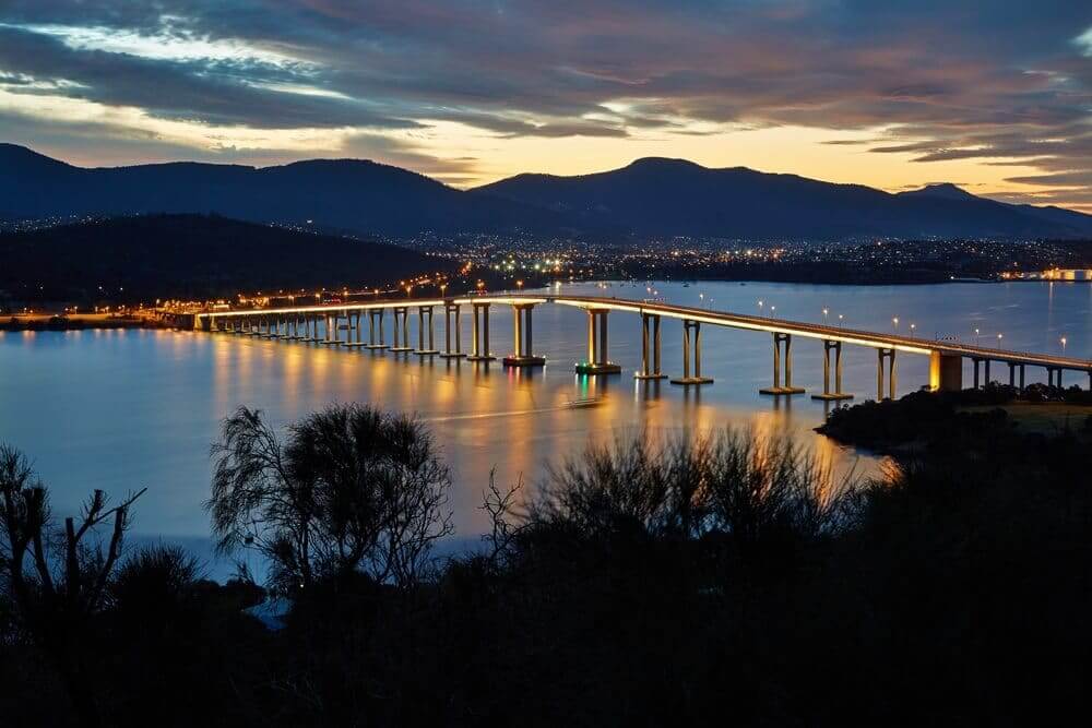 Twilight view of the Tasman Bridge in Hobart, with no snow in sight, raising the question: Does it snow in Hobart?
