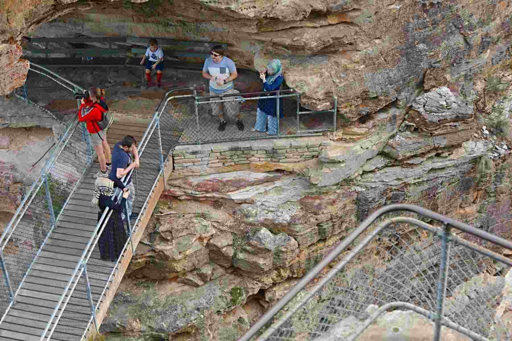 The Three Sisters rock with tourists on the trail going down.